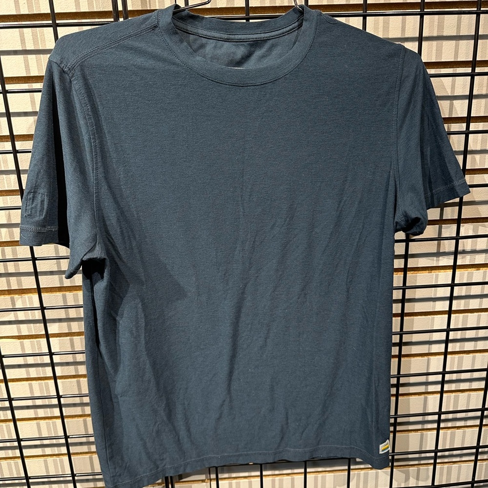 Vuori men’s medium shirt. Navy blue.
